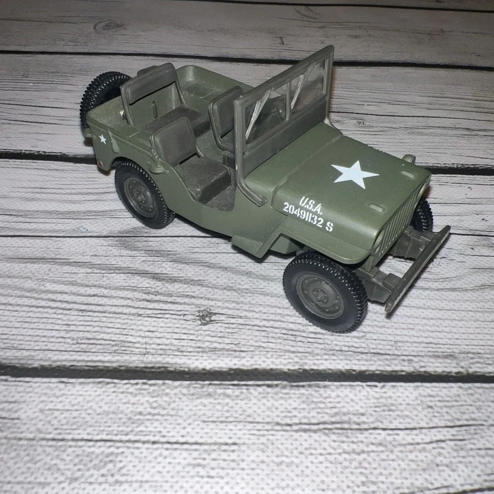 Vintage 2001 Jeep Willys Military Green 1:32 Plastic Toy Vehicle Loose